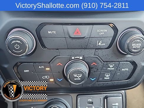 Used 2023 Jeep Renegade Latitude AWD/4WD image 8