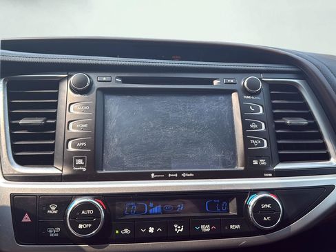 Used 2018 Toyota Highlander Limited FWD image 17