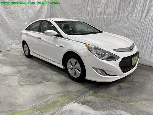 Used 2015 Hyundai Sonata Hybrid image 2