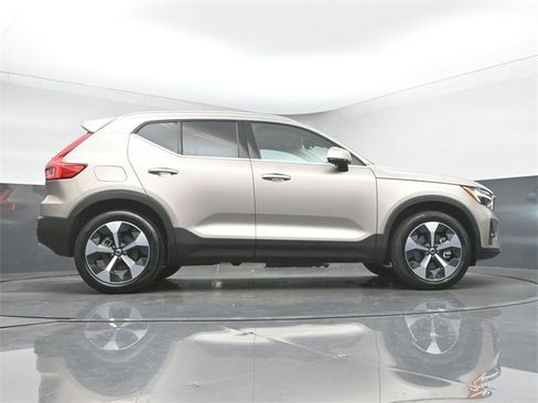 Used 2024 Volvo XC40 B5 Plus w/ Protection Package Premier image 43