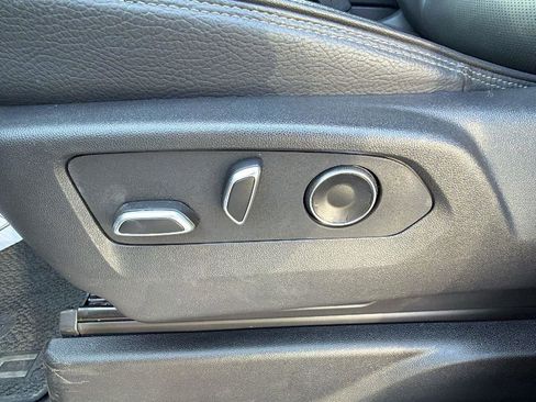 Used 2025 GMC Yukon XL Denali AWD/4WD image 17