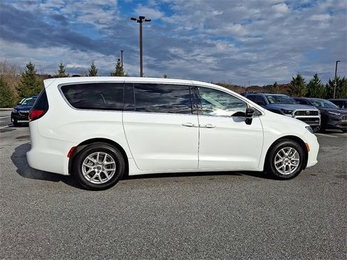 Used 2024 Chrysler Pacifica Touring-L image 7