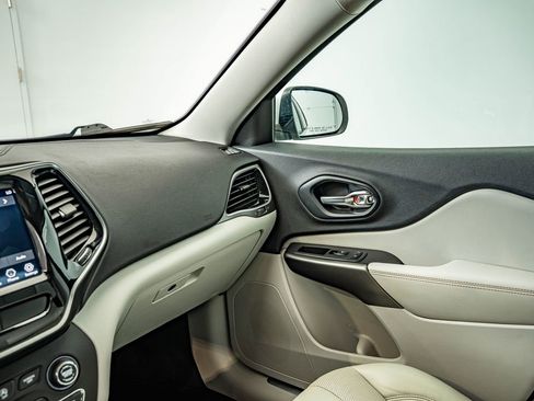 Used 2019 Jeep Cherokee Limited FWD image 28
