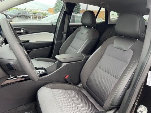Used 2025 Chevrolet Trax LT FWD image 19