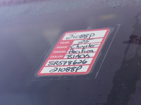 Used 2025 Chrysler Pacifica Select image 40