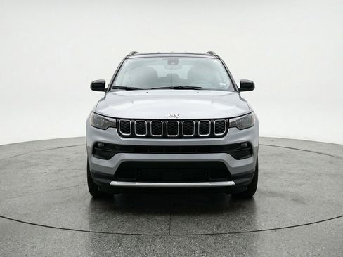 Used 2025 Jeep Compass Limited AWD/4WD image 2