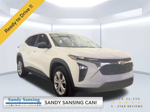 Used 2025 Chevrolet Trax LS FWD image 1