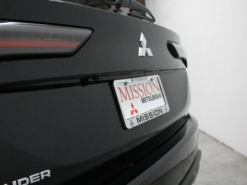 New 2026 Mitsubishi Outlander ES image 4