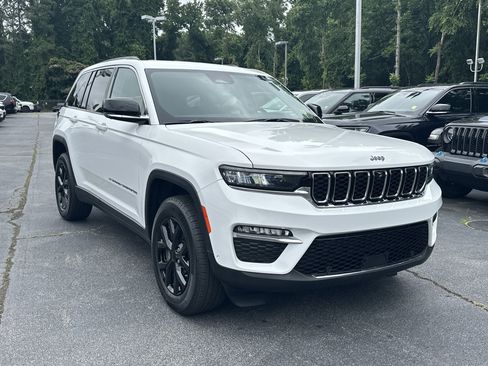 Used 2024 Jeep Grand Cherokee Limited w/ Luxury Tech Group II RWD image 2