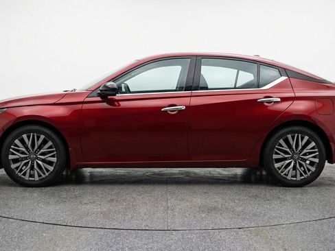 Used 2025 Nissan Altima 2.5 SV image 5