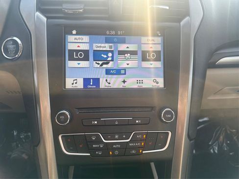 Used 2017 Ford Fusion SE w/ Fusion SE Technology Package FWD image 20