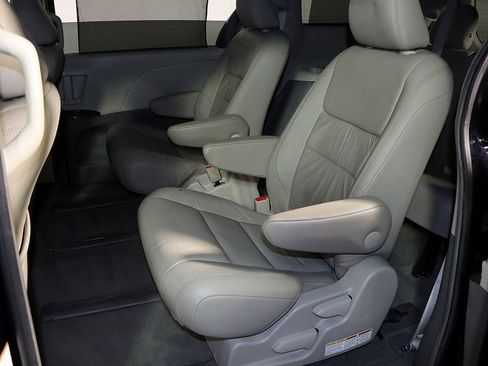 Used 2015 Toyota Sienna XLE image 12