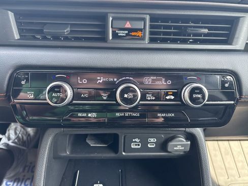 Used 2025 Honda Pilot TrailSport image 4