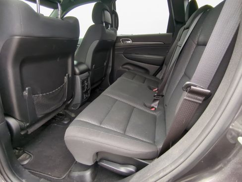 Used 2019 Jeep Grand Cherokee Laredo w/ Security & Convenience Group AWD/4WD image 16