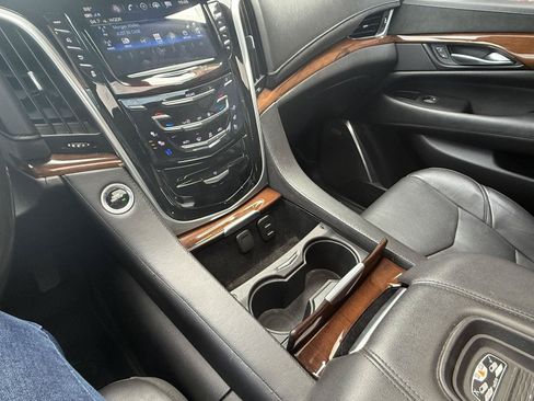 Used 2020 Cadillac Escalade Premium Luxury RWD image 29