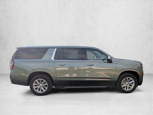 Used 2023 Chevrolet Suburban Premier image 4