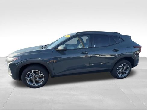 Used 2025 Chevrolet Trax LT w/ Driver Confidence Package FWD image 4