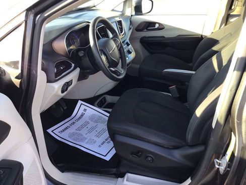 Used 2019 Chrysler Pacifica Touring image 9