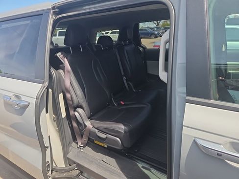 Used 2024 Kia Carnival EX FWD image 5