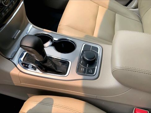 Used 2020 Jeep Grand Cherokee Limited AWD/4WD image 17