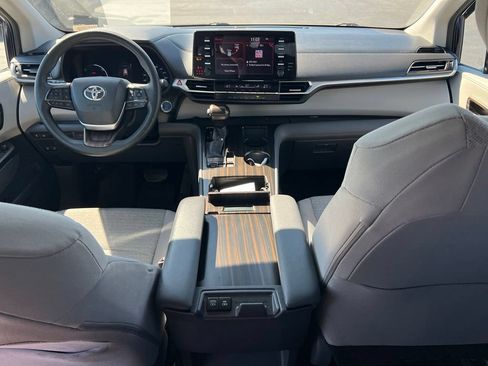 Used 2021 Toyota Sienna LE AWD/4WD image 10
