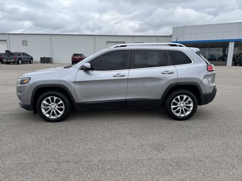 Used 2019 Jeep Cherokee Latitude w/ Popular Appearance Group FWD image 2