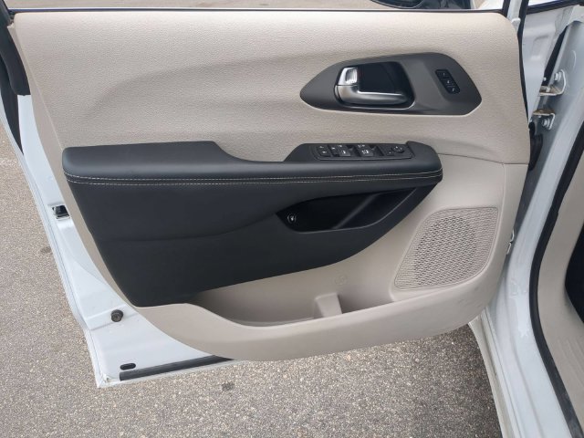 Used 2024 Chrysler Pacifica Limited FWD image 21
