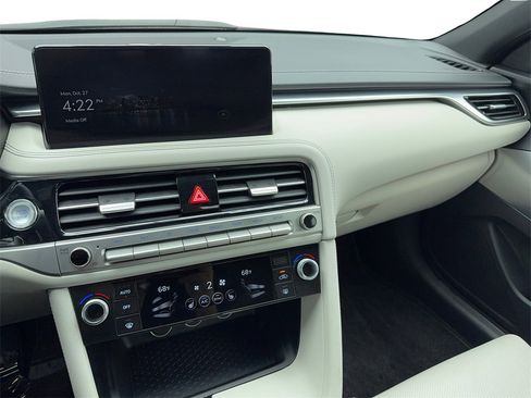 Used 2025 Genesis G70 2.5T image 23