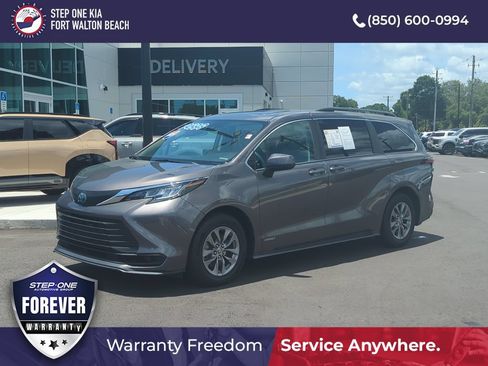 Used 2021 Toyota Sienna LE w/ LE Plus Package FWD image 1