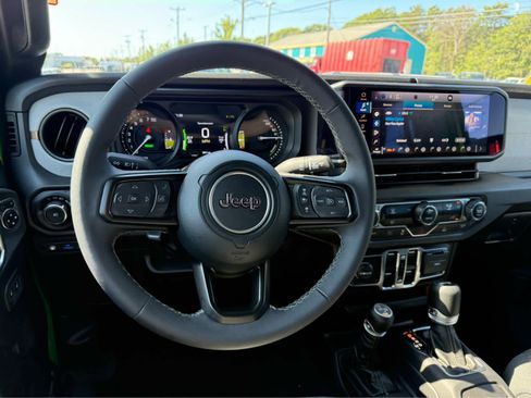 Used 2025 Jeep Wrangler Sport S image 18