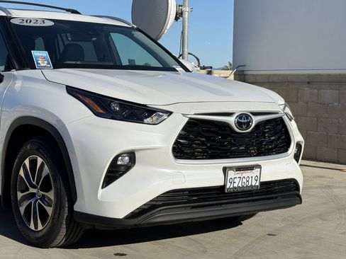 Used 2023 Toyota Highlander XLE image 3