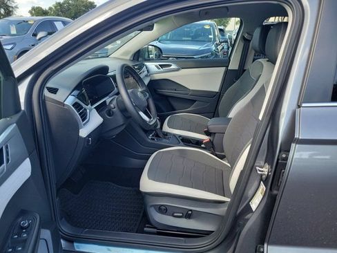 Certified 2025 Volkswagen Taos SE FWD image 14