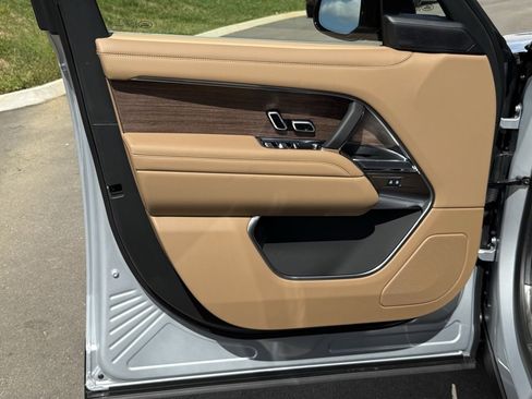 New 2025 Land Rover Range Rover SE image 14
