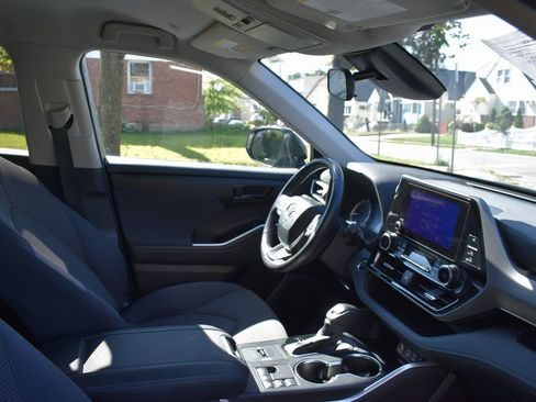 Used 2024 Toyota Highlander LE image 20