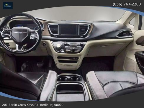 Used 2018 Chrysler Pacifica Touring-L image 28