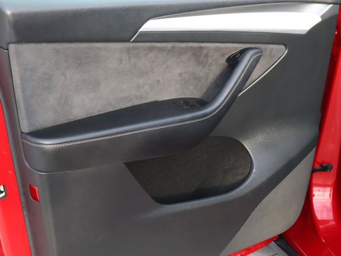 Used 2022 Tesla Model Y Performance image 14