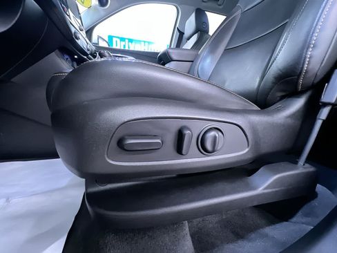 Used 2019 Chevrolet Traverse LT FWD image 13
