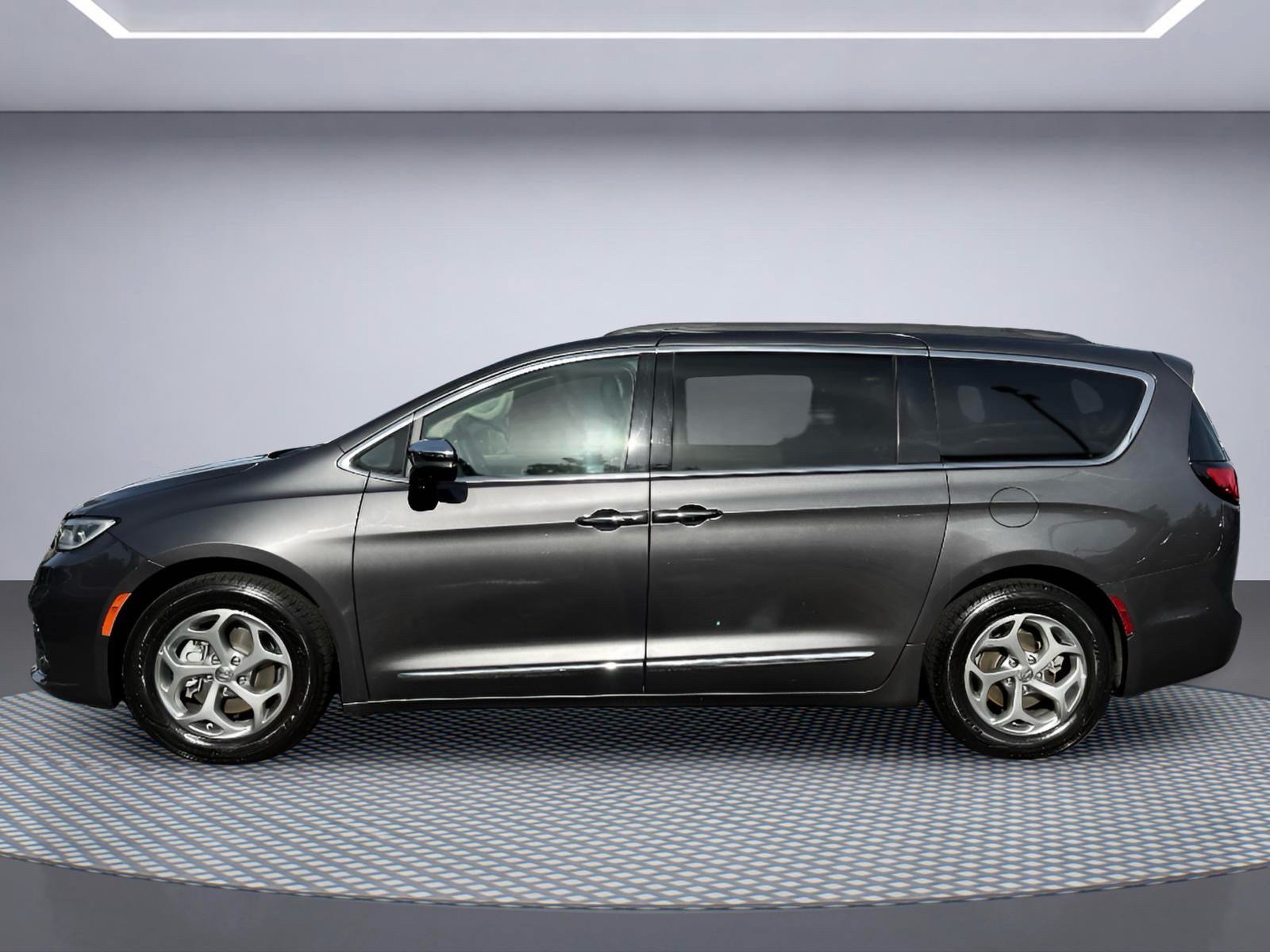 Used 2023 Chrysler Pacifica Limited FWD image 3