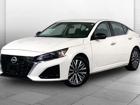 Used 2025 Nissan Altima 2.5 SV FWD image 12