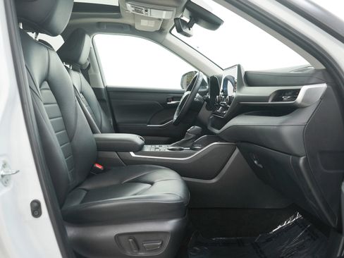 Used 2024 Toyota Highlander XLE image 13