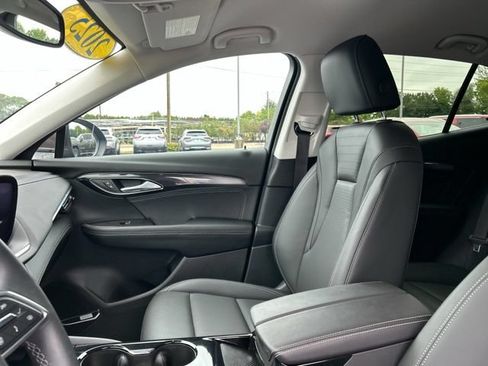 Certified 2025 Buick Envision Preferred AWD/4WD image 33