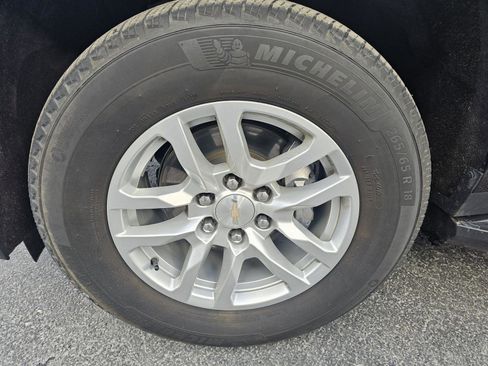 Used 2023 Chevrolet Suburban LT image 10