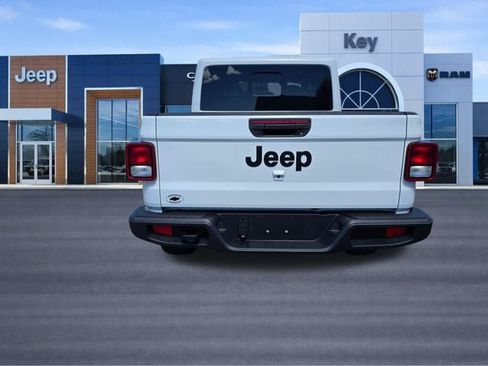 Used 2025 Jeep Gladiator Sport AWD/4WD image 3