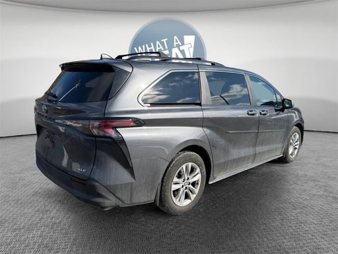 Used 2025 Toyota Sienna XLE w/ XLE Plus Package image 3