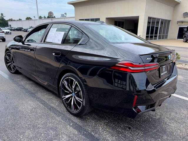 Used 2025 BMW 550e xDrive w/ Premium Package AWD/4WD image 6