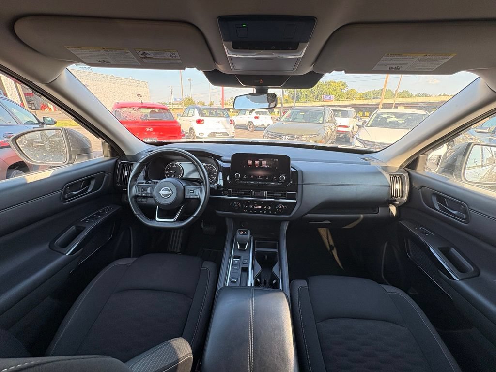Used 2025 Nissan Pathfinder SV FWD image 30