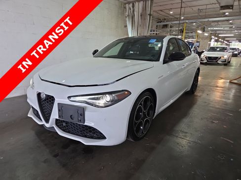 Used 2023 Alfa Romeo Giulia Veloce RWD image 1