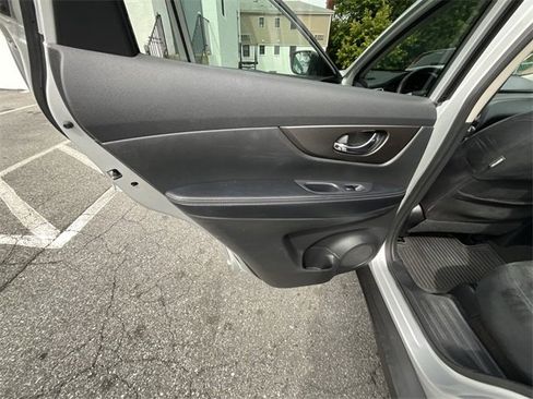 Used 2014 Nissan Rogue SV image 21