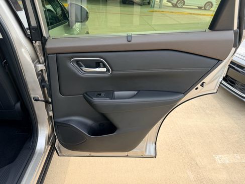Used 2023 Nissan Rogue Platinum FWD image 29