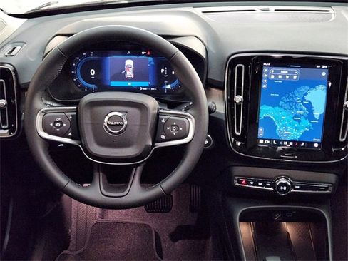 New 2025 Volvo XC40 B5 Core w/ Protection Package Premier image 27